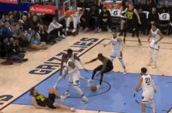 开云体育登录-NBA交易市场动态频繁，球迷猜测球员去向的简单介绍