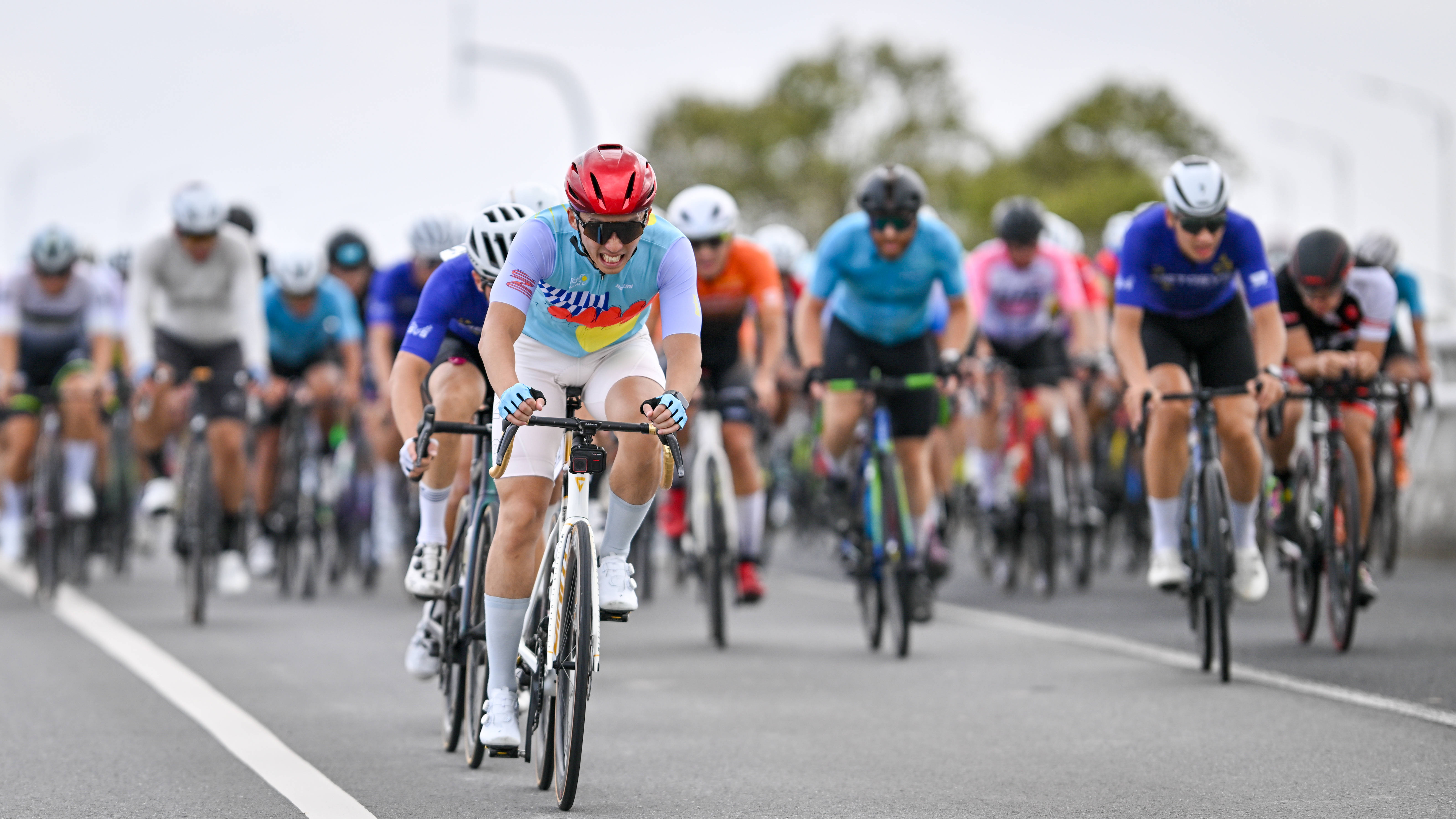 自行车比赛中赛道曲折困难重重