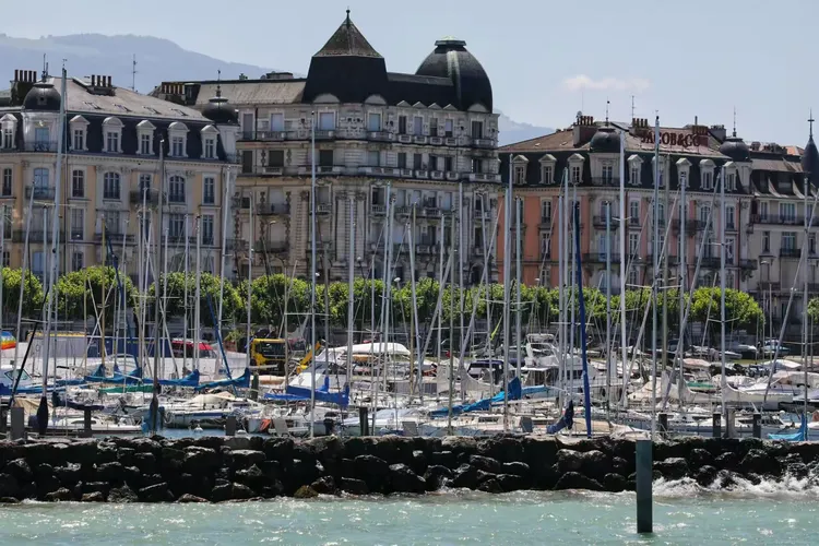 包含瑞士篮球联赛首轮较量，苏黎世狂风大胜日内瓦队的词条