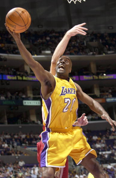 深圳队惨败湖人，无缘NBA季前赛夺冠的简单介绍