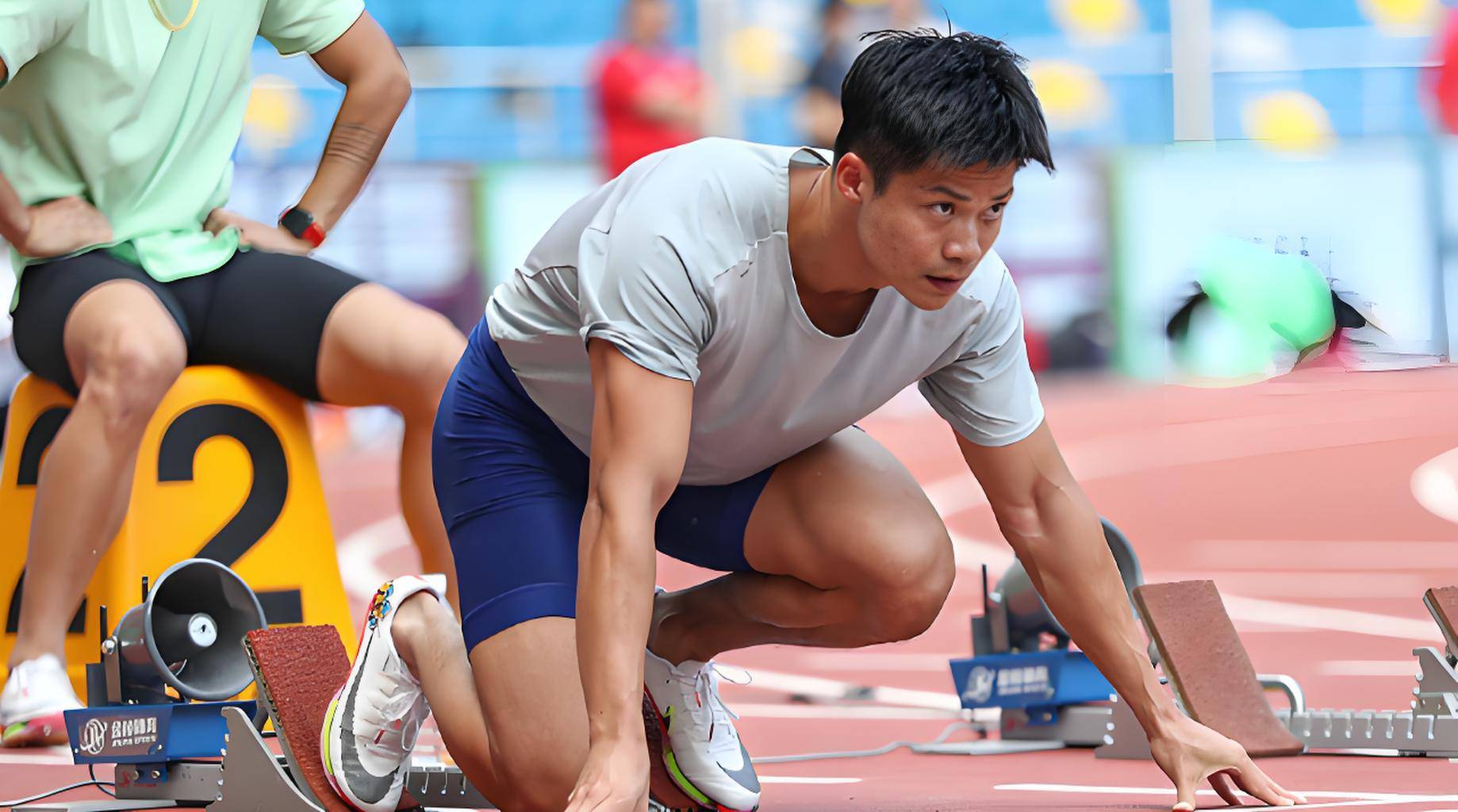 田径运动员苏炳添取得突破，跻身最强八强