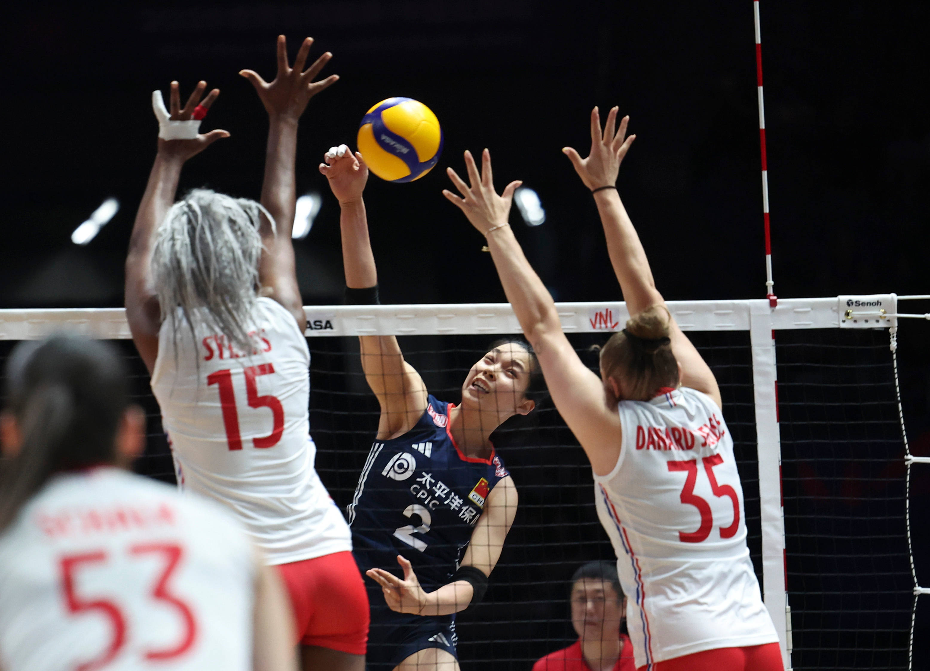 法国队在排球比赛中击败对手 法国队在排球比赛中击败对手