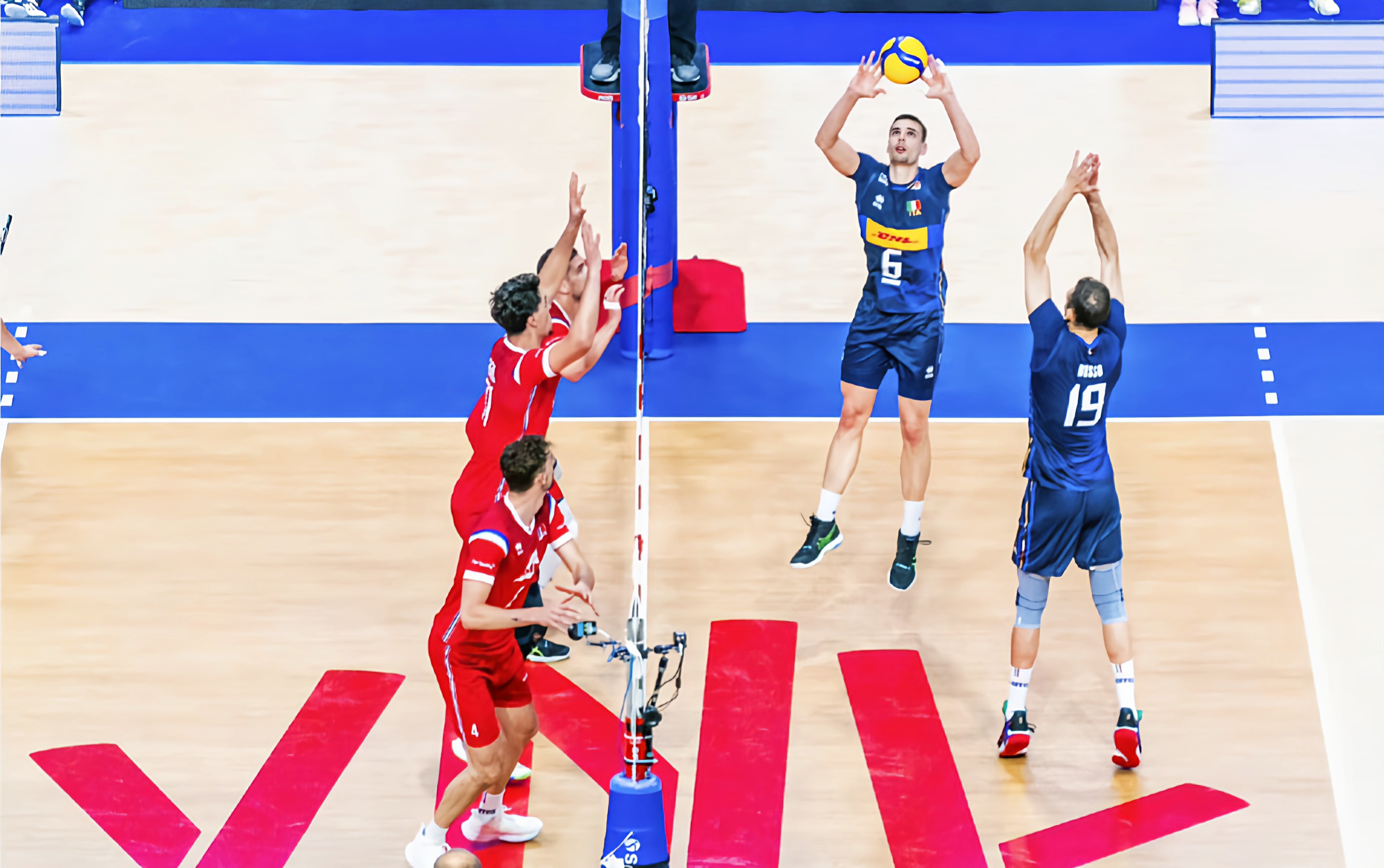 法国队在排球比赛中击败对手 法国队在排球比赛中击败对手